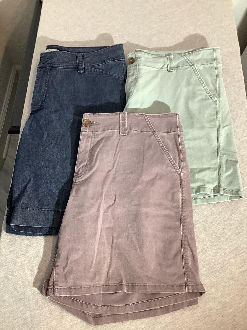 3 pc Bundle 2 pair are Maurice’s size 15/16 & one pair is Riders by Lee size 16.